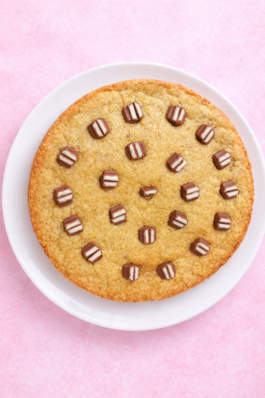 Kinder Cookie Cake