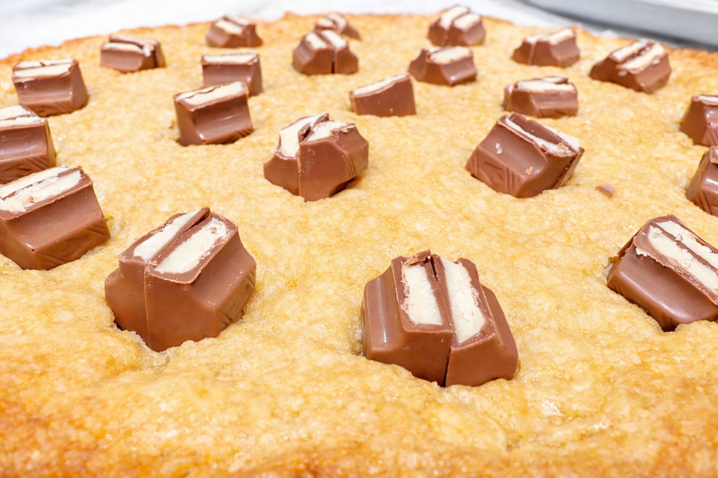 Kinder Cookie Cake